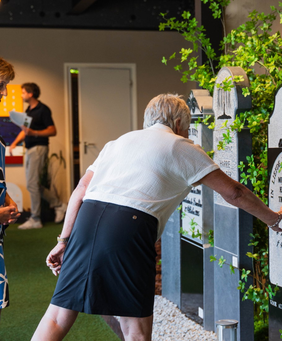 Bezoekers bekijken van dichtbij de grafmonumenten in de showroom