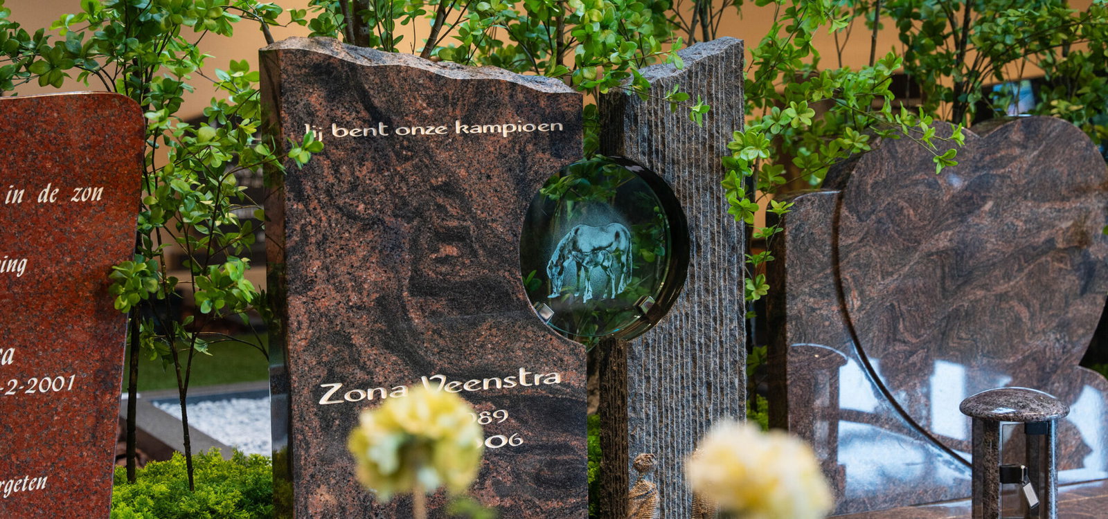Grafmonument met glaselement in de showroom