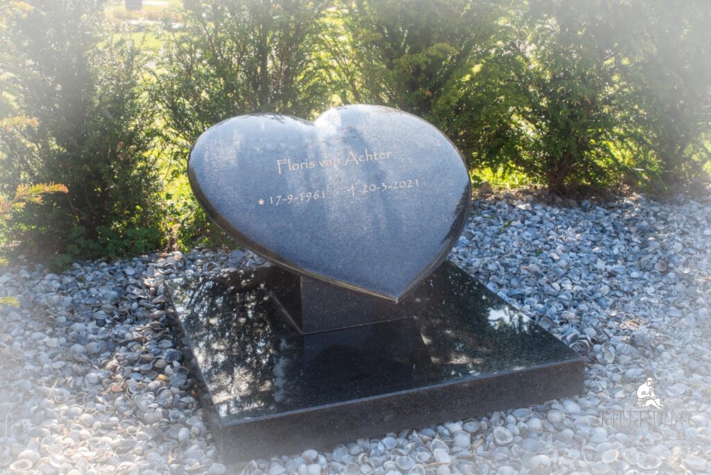 Grafmonument-hart-graniet-scaled-1536x1026