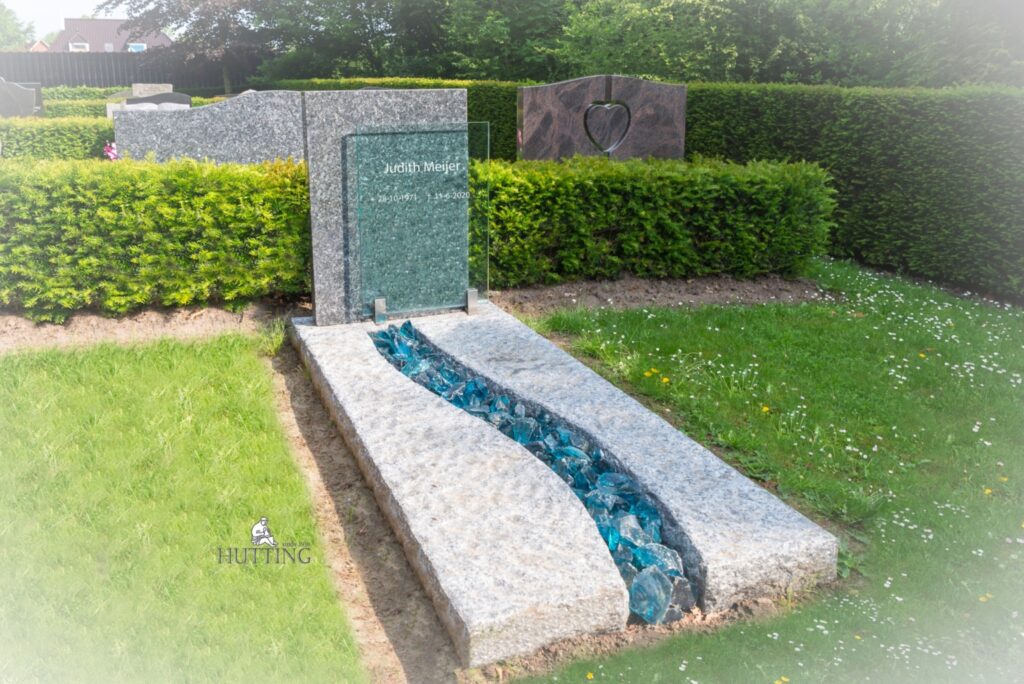 Grafmonument-licht-labrador-graniet-met-glazen-blokken-scaled-1536x1026