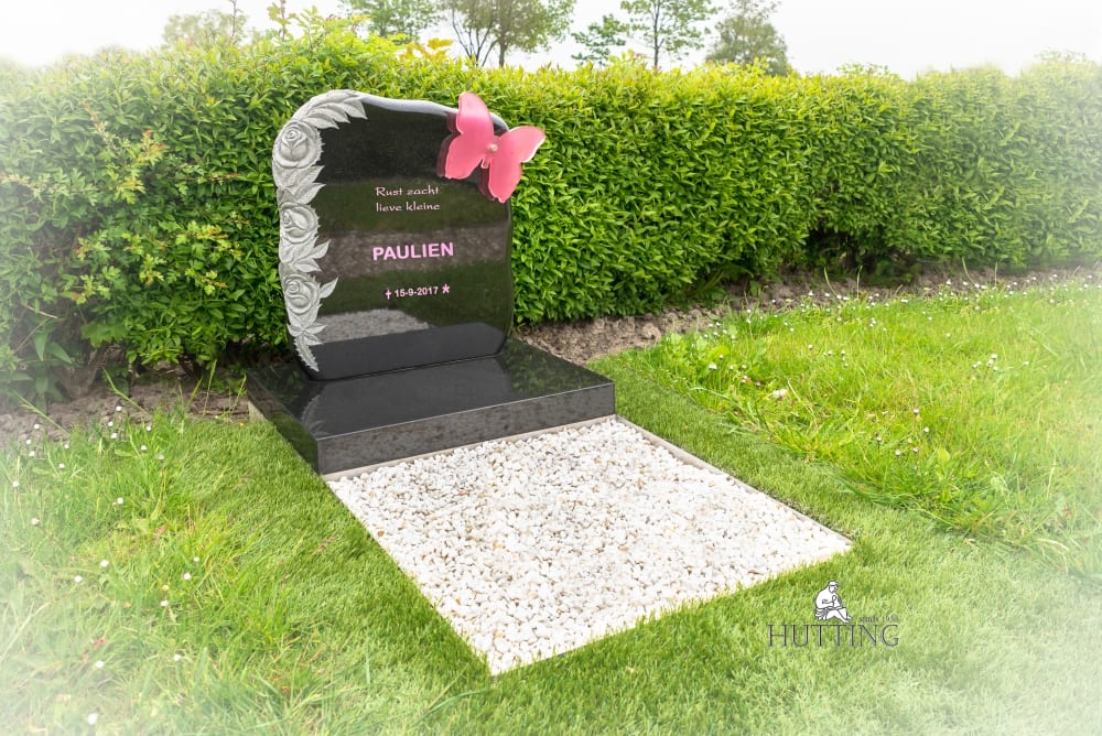 Grafsteen-met-roos-en-vlinder-1000x668