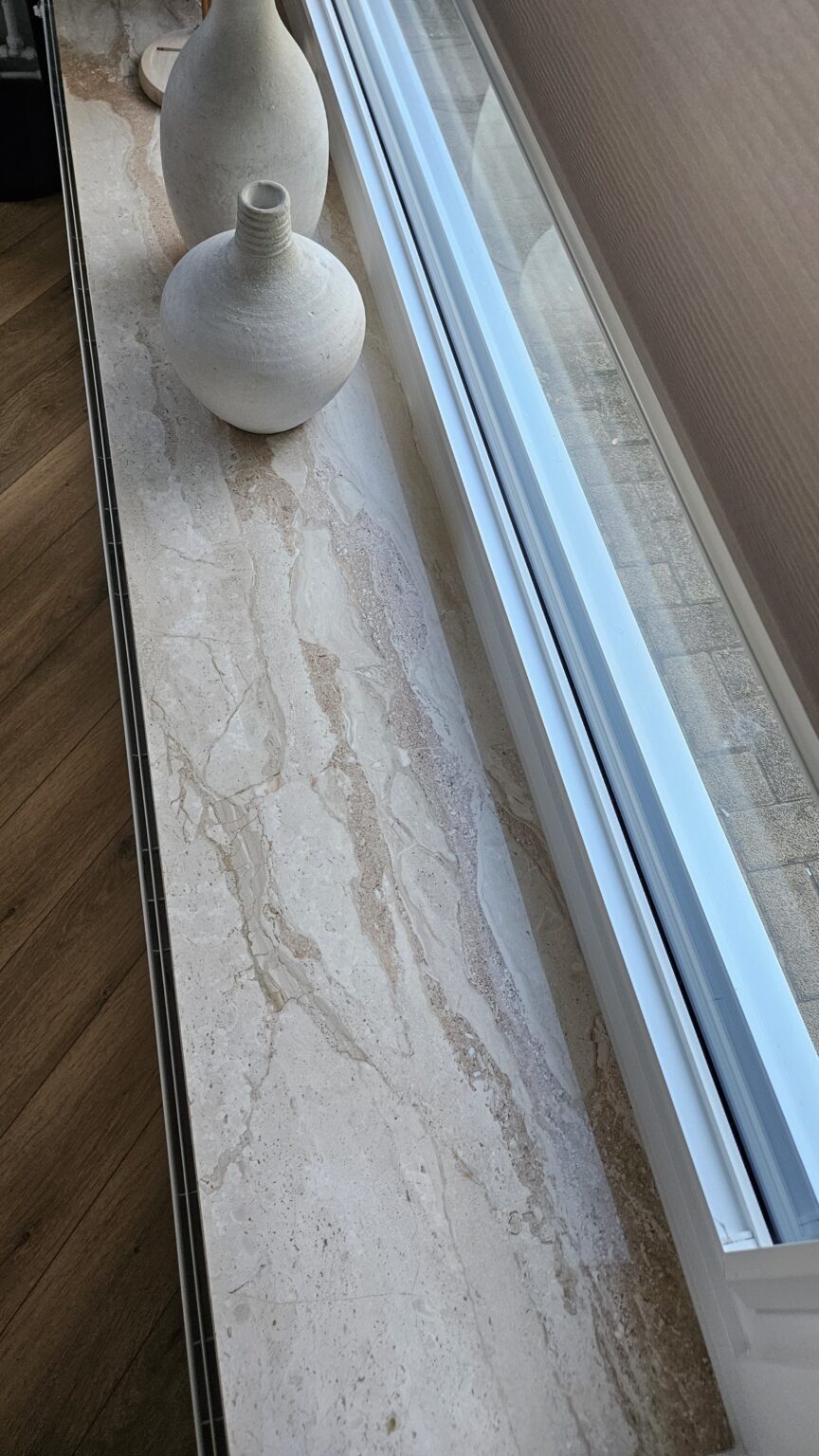 Vensterbank-beige-natuursteen