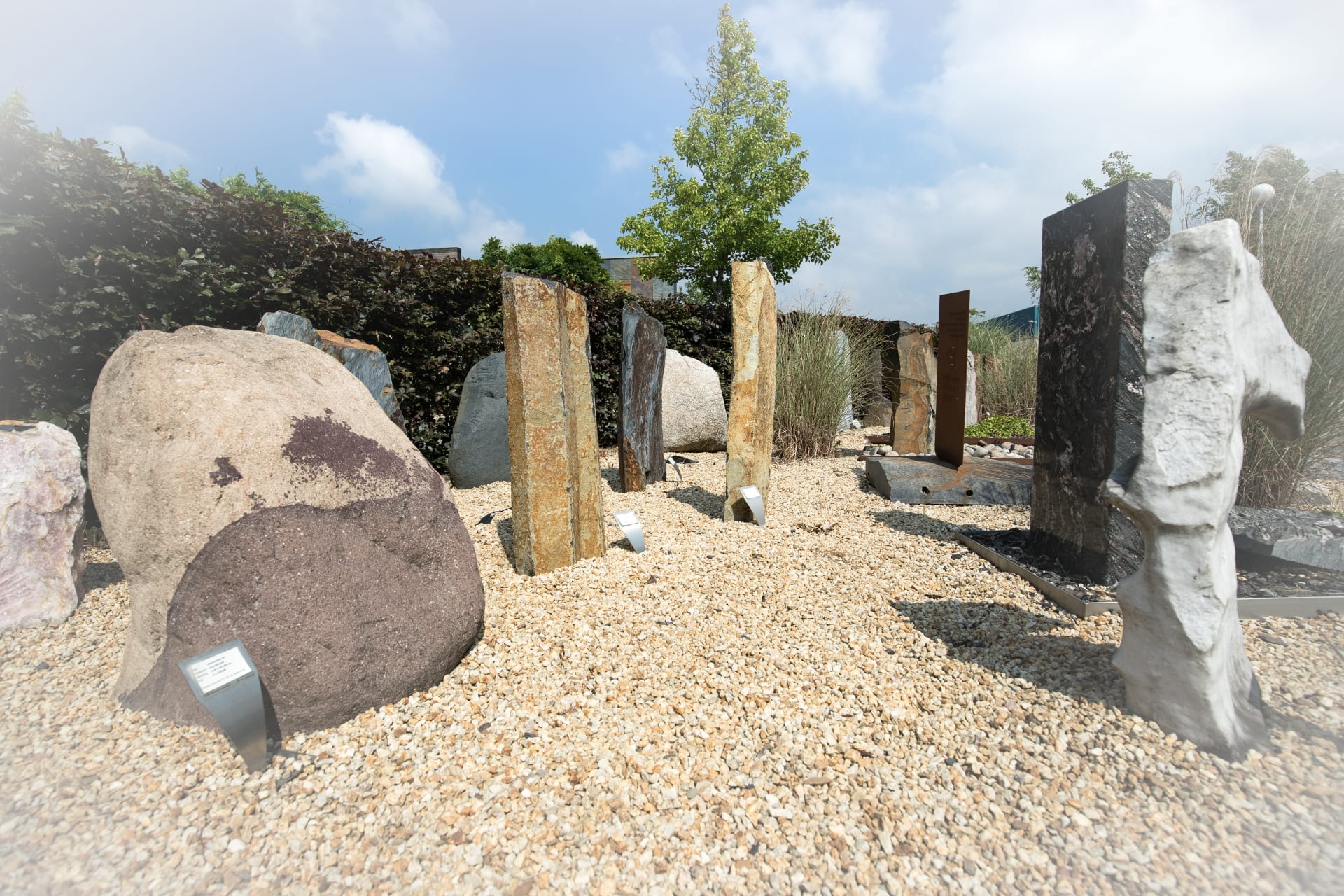 Verschillende keien, basaltzuilen en stenen in de monumententuin van Hutting Natuursteen