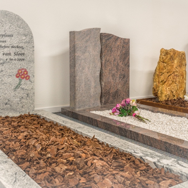 Monumenten met grafbedekking in toonzaal de Westereen
