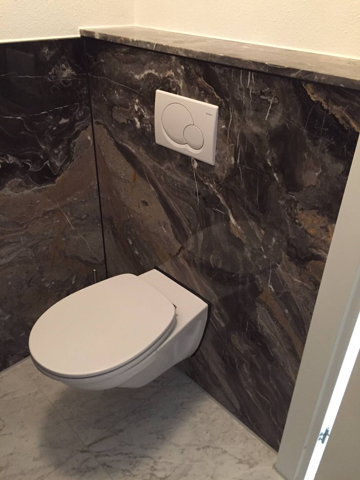 HEERENVEEN – Badkamer en toilet in Arabescato Orobico