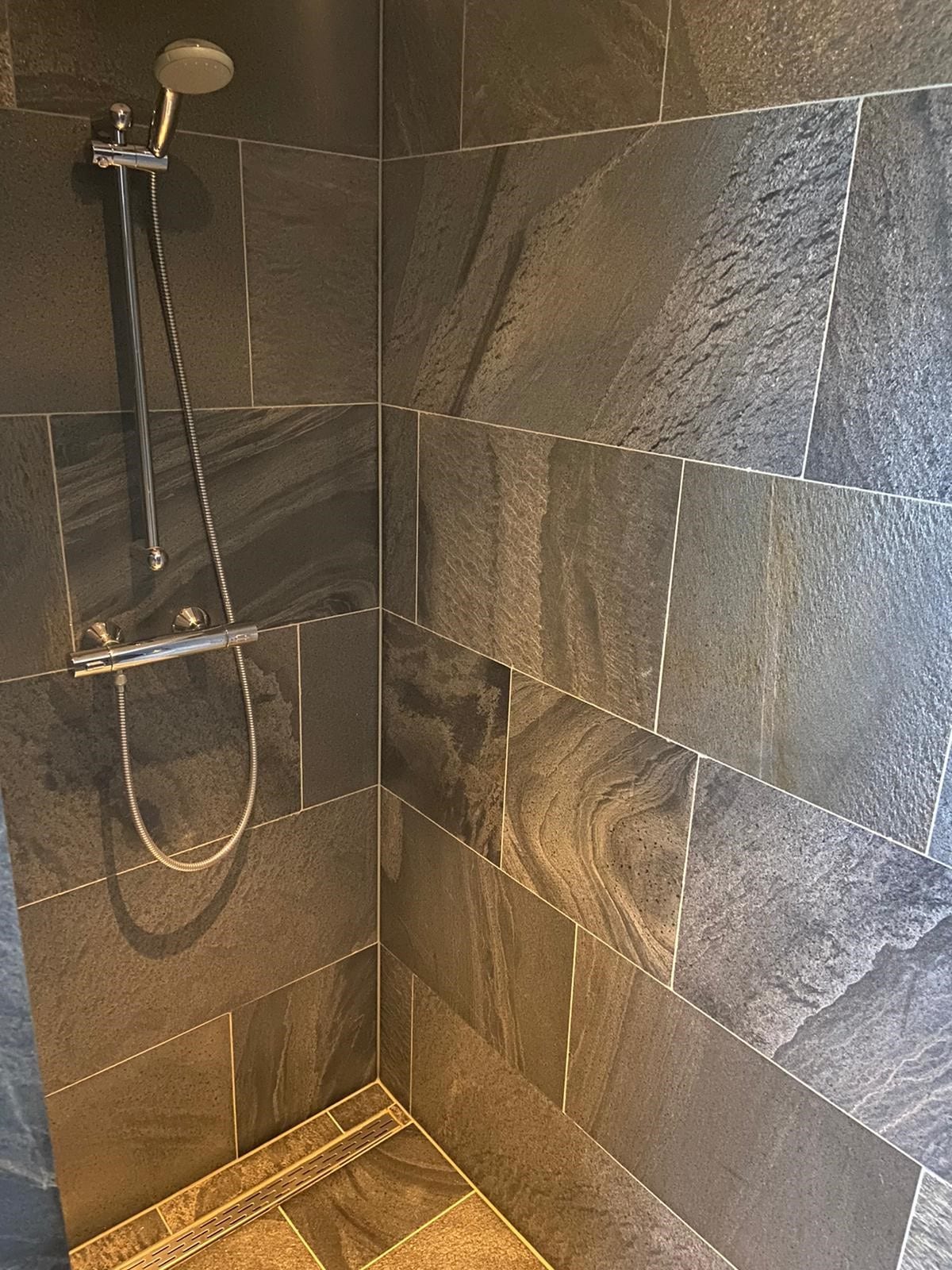 BUITENPOST Natuursteen badkamervloer en douche Hutting Natuursteen