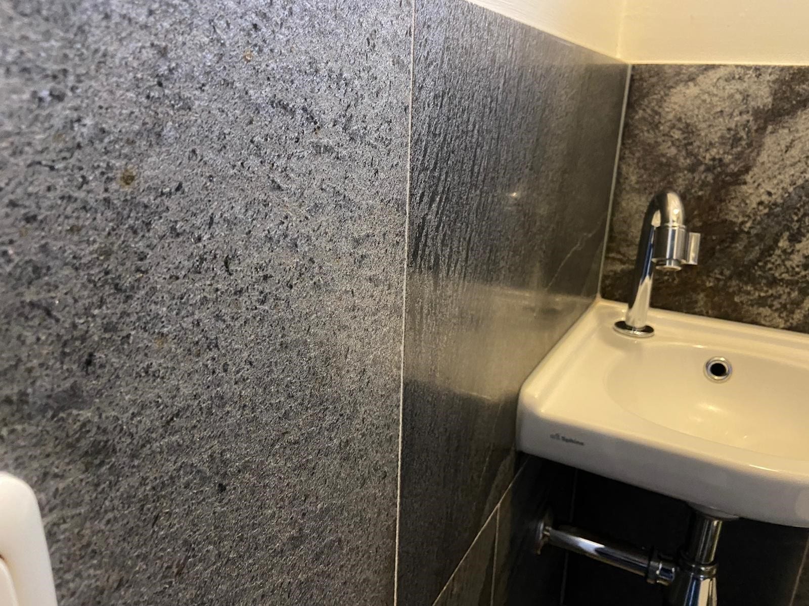 BUITENPOST – Natuursteen vloer- en wandtegels toilet